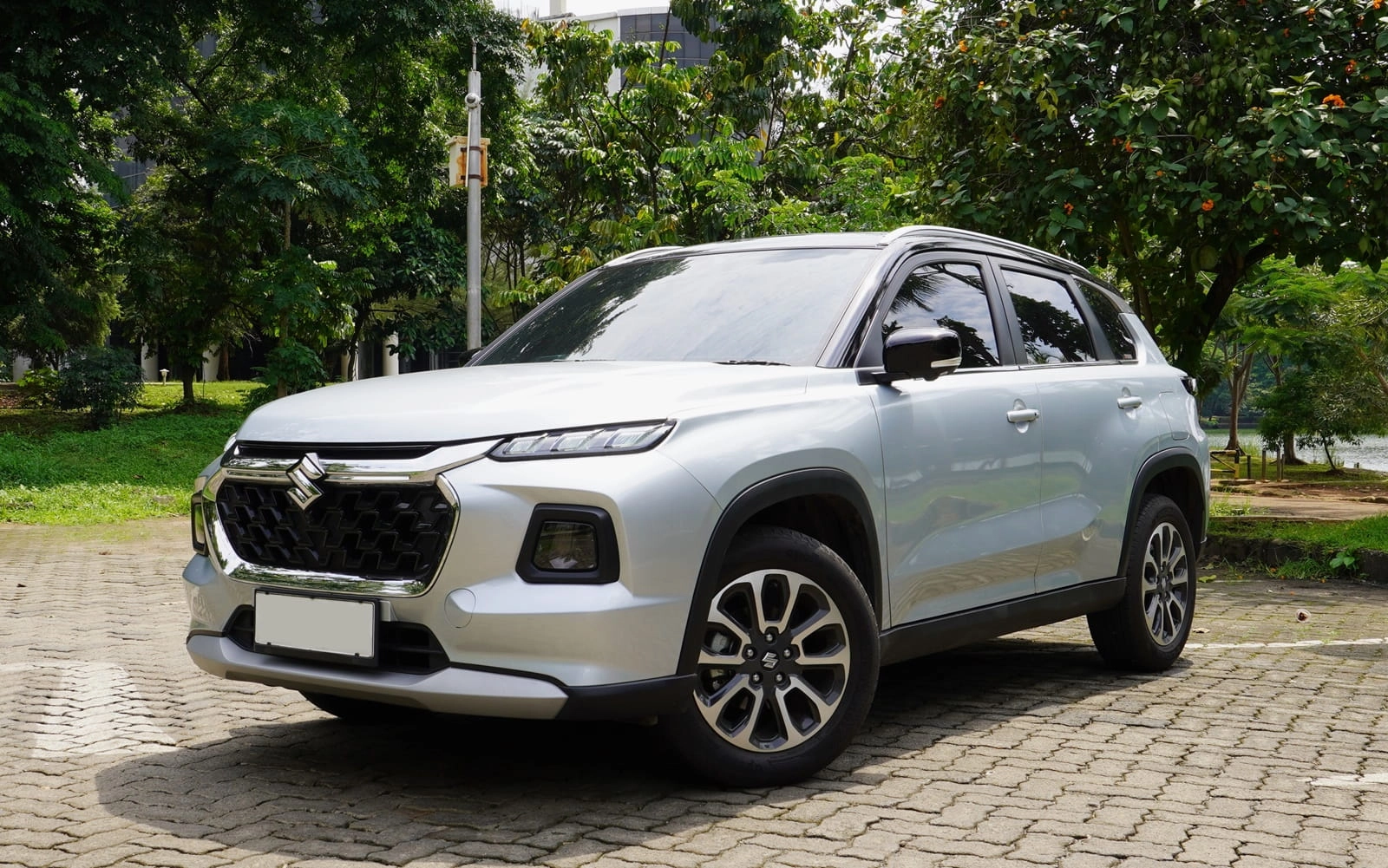 Review Suzuki Grand Vitara – SUV Premium Berteknologi Hybrid untuk Eksekutif Jember